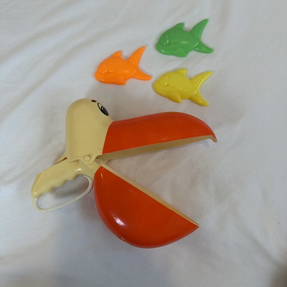 Vintage 1990 Hard Plastic Pelican With Fish Sheicore Bath Game‎